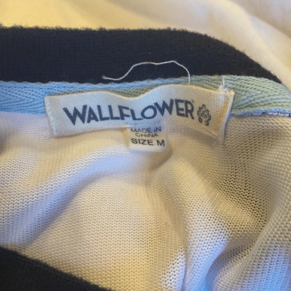 Wallflower- Lightweight Graphic Pullover. Size M - image 6